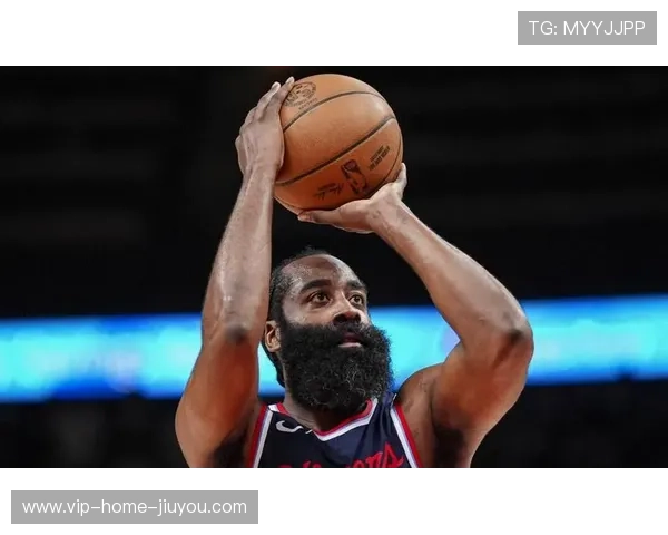 哈登强突篮下制造空位，76人外线群持续开火